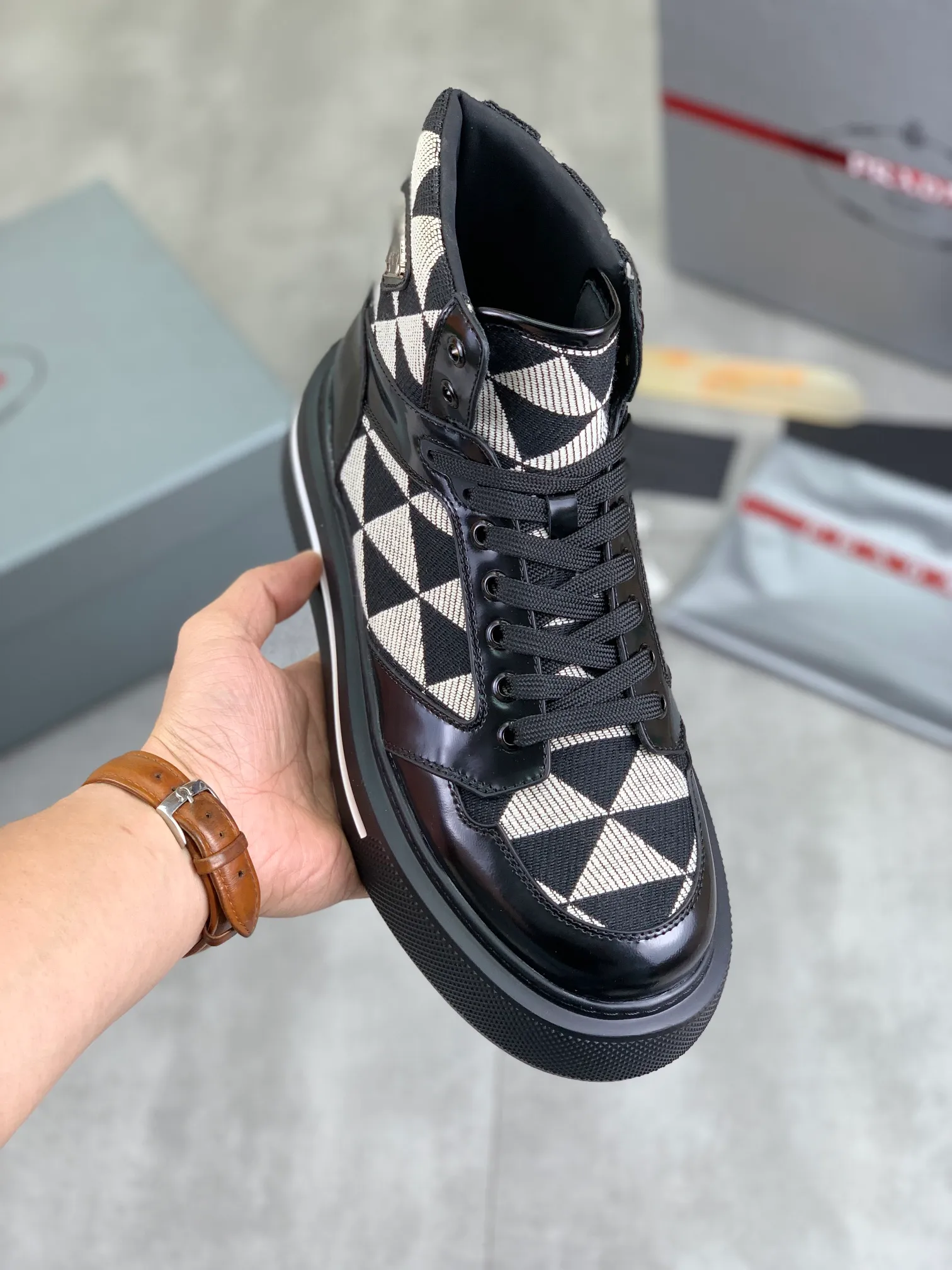 Men's shoes 💰P620 new model (high version) The new PRADA (Prada) high-top counter has launched the classic model at the same time. The new men's shoes and 😘fabrics are selected from the original imported calfskin. First layer of imported cowhide lining. The original version is awesome! 👍🏿Original open-molded non-slip PU outsole, with exquisite lines, simple and elegant, super comfortable and classy on foot, suitable for leisure travel. Code number:38-45